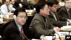 2001年12月19日,中国首席贸易谈判代表龙永图(最左)出席在瑞士日内瓦举行的世界贸易组织总理事会会议。这是中国作为世贸组织新成员首次出席世贸组织会议。(美联社照片)