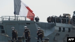 法国海军Surcouf号护卫舰的水手抵达印度科钦港准备参加联合军演。(2021年3月30日)