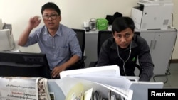 路透社记者瓦龙(左)与觉梭资料照(路透社)