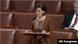 加利福尼亚州联邦众议员金映玉在众议院会场发言,支持台湾参与国际货币基金组织。众议院无异议通过了她主导推出的《不歧视台湾法案》。(2025年6月23日)