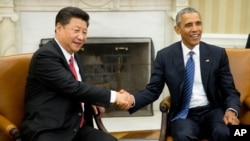 美国总统奥巴马(右)在白宫椭圆形办公室接待到访的中国国家主席习近平。(2015年9月25日)