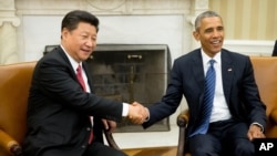 美国总统奥巴马和中国主席习近平在白宫椭圆形办公室握手(2015年9月25日)
