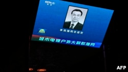 北京一个购物商场外的大屏幕播放中国前总理李克强逝世消息。(2023年10月27日)
