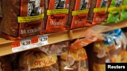 资料照片:纽约商店的货架。(2011年4月7日)