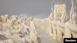 位于加拿大和美国之间的伊利湖(Lake Erie)美国一侧的纽约州欧文市一条沿湖小路,被风暴卷起的湖水立刻冰冻,形成奇观。2022年12月24日路透社照片。