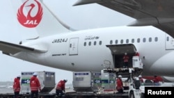 日本工人把日本捐赠给台湾的新冠病毒疫苗装入即将飞往台湾的飞机。(2021年6月4日)