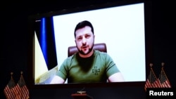 乌克兰总统泽连斯基(Volodymyr Zelenskiy)星期三通过视频向美国国会参众两院议员发表演讲。(2022年3月16日)