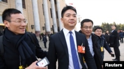 电子商务公司京东(JD.com)的创始人兼首席执行官刘强东于2018年3月5日在北京举行的全国人民代表大会开幕式后离开人民大会堂。