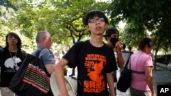 参加抗议活动的一名学生领袖目视警察搬走路障。(2014年10月14日)