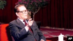 2000年8月15日,中国国家主席江泽民在北戴河海滨度假胜地接受美国《60分钟节目》主持人迈克·华莱士采访。
