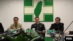 民进党党主席卓荣泰(中)2019年1月22日与外媒座谈(美国之音许宁摄影)