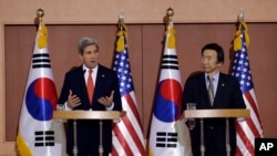 2013年4月12美国国务卿克里(左)和韩国外交通商部长官尹炳世(右)在韩国首都首尔举行记者招待会