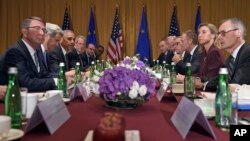 美国总统奥巴马(左三)与欧洲理事会主席图斯克(右三)和欧委会主席容克(右四)在波兰华沙举行会晤。(2016年7月8日)