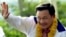 Pemimpin Partai Thai Rak Thai Thaksin Shinawatra melambai saat kampanye di Bangkok Selasa, 26 Desember 2000. (Foto: AP)
