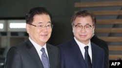 韩国国家安全室室长郑义溶(左)和国家情报院院长徐薰抵达仁川机场,准备启程前往华盛顿,向美方通报韩国代表团与朝鲜金正恩会谈的情况。(2018年3月8日)