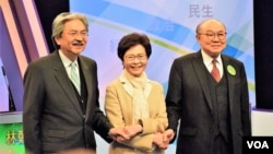 2017年3月14日,三名香港特首选举候选人曾俊华(左起),林郑月娥及胡国兴出席电视辩论( 美国之音汤惠芸拍摄)