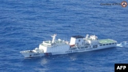 菲律宾海岸警卫队发布的2025年1月13日拍摄的航拍照片显示,中国海警船在越来越靠近菲律宾海岸的南中国海航行。