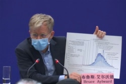 世界卫生组织派往中国的专家团负责人布鲁斯·艾尔沃德在北京的一个记者会上讲话。(2020年2月24日)