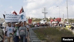 巴勒斯坦和以色列人在国际妇女节前在约旦河西岸城市伯利恒联手示威,呼吁为两个民族带来更好的未来。(2016年3月4日)