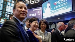 名为“红黄蓝教育”的中国幼教企业在纽约股票交易所上市,创始人和董事长曹赤民(左)、创始人和总裁史燕来(左二)在纽约股票交易所(2017年9月27日)。