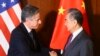 FILE - Menteri Luar Negeri AS Antony Blinken (kiri), dan Menteri Luar Negeri China Wang Yi berjabat tangan saat pertemuan mereka di Konferensi Keamanan Munich, di Munich, Jerman, 16 Februari 2024. (Wolfgang Rattay/Pool Photo via AP)