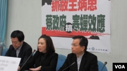 台湾在野党国民党立法院党团召开记者会批评蔡政府搞寒蝉效应。(美国之音张永泰拍摄)