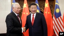 2016年11月3日,中国国家主席习近平在北京钓鱼台国宾馆与马来西亚总理纳吉布会谈前握手。