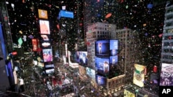 2018年1月1日,在纽约的马奎斯万豪酒店俯瞰时报广场举行的新年庆祝活动,午夜0点钟声响起,2018年到来,五彩纸屑在空中飞舞,落入人群。