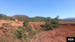 曾经郁郁葱葱的土地上点缀着本土果树和高耸的芭蕉树,但无休止的采矿作业改变了这片土地。中国公司清理了这片土地,留下了满目疮痍的土地和被破坏的生态系统。这一变化发生在19世纪90年代德国矿井附近,当地人仍在继续从事小规模采矿活动。(美国之音/伊诺斯·丹赫尔)