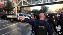 纽约警察局提供的照片显示,警察对关于纽约市曼哈顿下城的枪击案的报告做出反应(2017年10月31日)