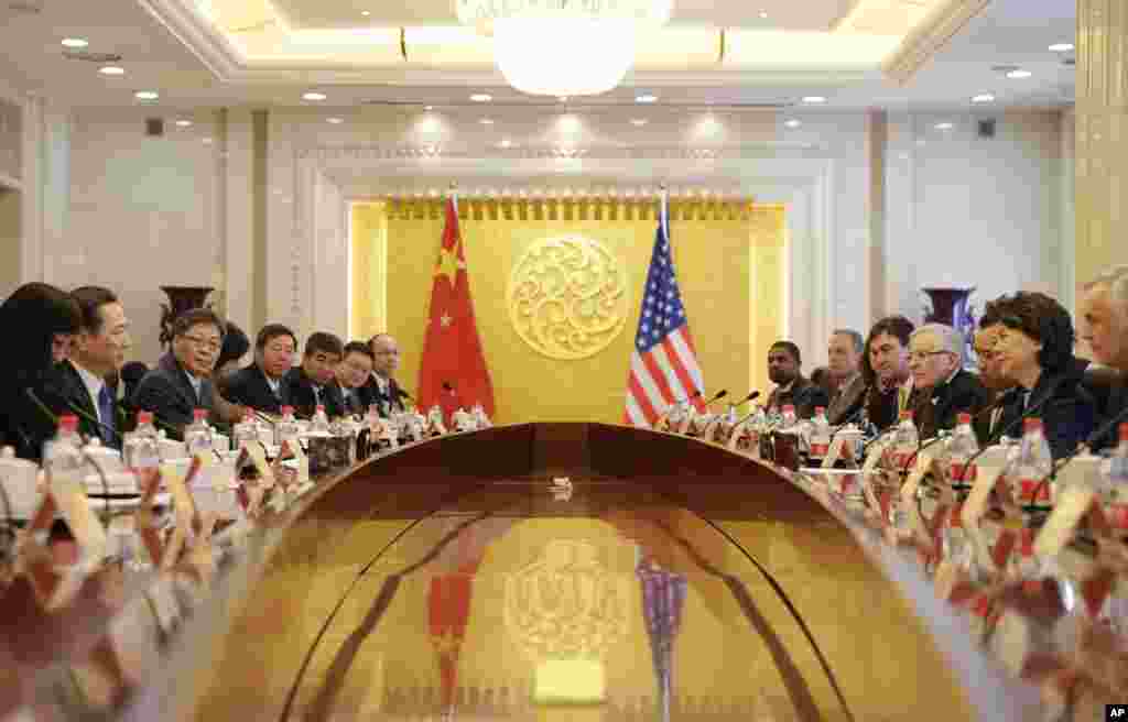 2018年4月27日,在中国交通部,美国运输部部长赵小兰率领的美国代表团同中国交通运输部长李小鹏等人会谈。