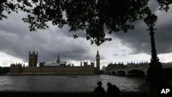 英国公投后的一天,伦敦泰晤士河和英国下议院上空天地云暗(2016年6月25日)