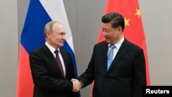 (资料照)俄罗斯总统普京与中国国家主席习近平2019年11月在巴西参加金砖国家峰会期间会晤。