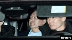 资料照片:2025年1月15日,被弹劾的韩国总统尹锡悦被捕后,前往首尔高级公职人员犯罪调查处的拘留中心。他于星期天被正式逮捕。