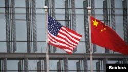 美中国旗在一家美国公司驻北京的办公楼外飘扬。(2021年1月21日)