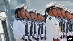 在停靠在马尼拉港口的中国导弹护卫舰“芜湖”号的甲板上中国海军士兵在列队。(2019年1月17日)