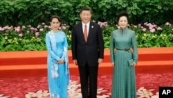 中国国家主席习近平和夫人彭丽媛欢迎缅甸国务资政昂山素季出席在北京的 “一带一路”国际合作高峰论坛宴会(2017年5月14日)