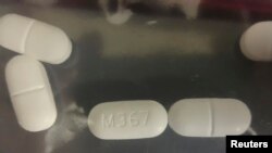 被美国缉毒局在加州北部收缴的氢可酮假药片。(资料照)