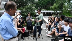 香港支联会创会副主席李柱铭与六四导赏团参加者2019年6月1日重温港人支援六四民运的足迹。(美国之音汤惠芸)