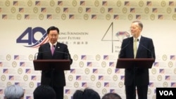 3月19日,美国在台协会处长郦英杰与台湾外交部长吴钊燮举行联合记者会,宣布成立“印太民主治理咨商”对话机制。(美国之音海伦拍摄)