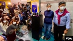香港网媒《众新闻》主笔杨健兴(右)及总编辑李月华(中)1月3日会见传媒,交待1月4日起停止运作的决定 (美国之音/汤惠芸)