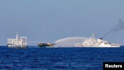 2024年3月5日,中国海警船向前往南海仁爱礁执行补给任务的菲律宾补给船尤娜扎·五月4号艇(Unaizah May 4)号发射水炮。