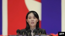 资料照:朝鲜官媒朝中社2022年8月14日发布照片显示,金正恩的妹妹金与正在平壤的一次会议上讲话。