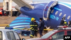 阿塞拜疆航空公司一架客机在哈萨克斯坦阿克套市附近坠毁后现场展开救援和检验工作。(2024年12月25日)