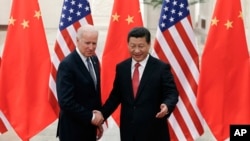 资料照:中国国家主席习近平与时任美国副总统的拜登在北京会面。(2013年12月4日)