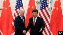 资料照片:2013年12月4日,中国国家主席习近平与时任美国副总统拜登在北京人民大会堂会面。(美联社照片)