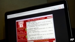 在台湾受到勒索软件感染的一台电脑屏幕上出现的信息:“哎哟,你的文件被加密了!”黑客索要价值300美元的比特币,这是一种匿名的网络货币。