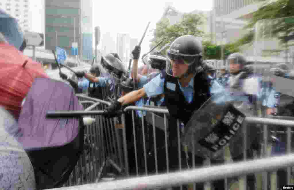 2019年6月12日,香港立法会外抗议者与防暴警察发生冲突。
