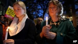 英国民众在伦敦内政部外点燃蜡烛悼念在埃塞克斯郡一辆卡车货柜里发现的39名中国人死难者。(2019年10月24日)
