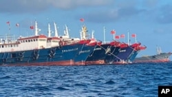 停泊在牛轭礁附近海域里的中国捕鱼船队。(美联社)